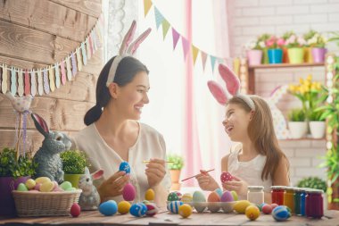 Aile Paskalya için hazırlanıyor