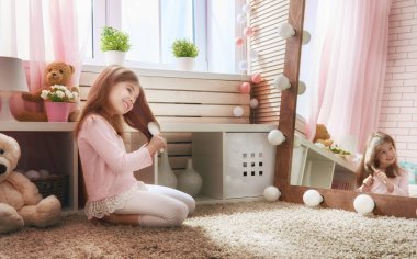 Çocuk ayna araması yapıyor