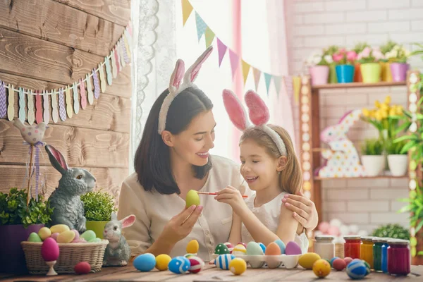 Familia preparándose para Pascua — Foto de Stock