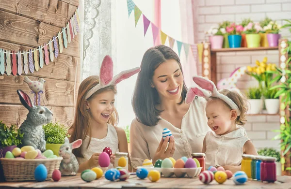 Familia preparándose para Pascua — Foto de Stock