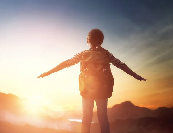 Bambino sta guardando il tramonto — Foto Stock