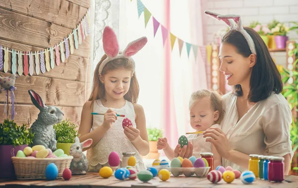 Rodinná příprava na Velikonoce — Stock fotografie