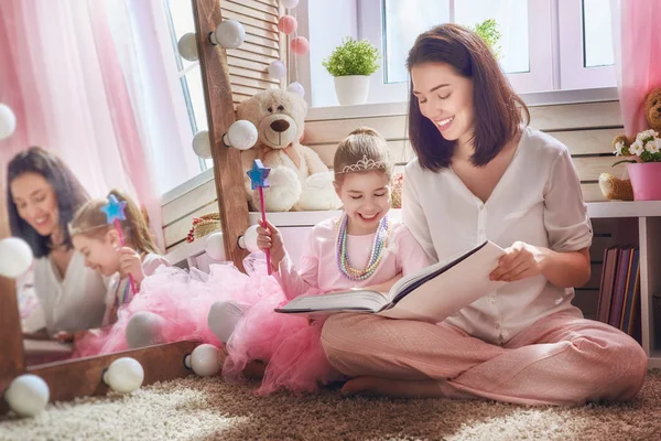 Madre e figlia che leggono un libro — Foto Stock