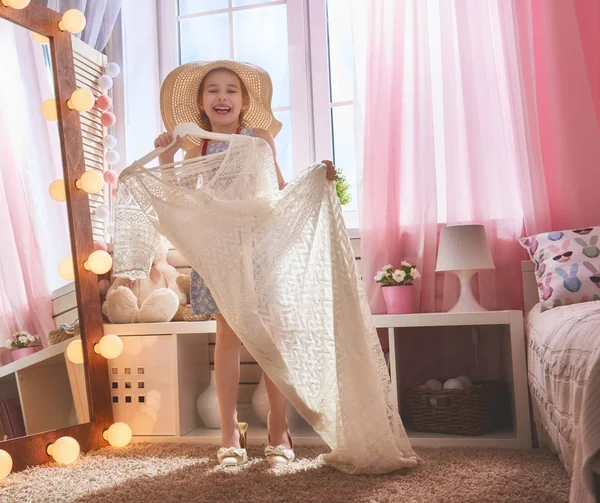 Menina veste-se em casa — Fotografia de Stock