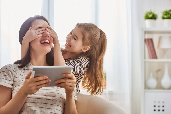 Ibu dan anak dengan tablet — Stok Foto