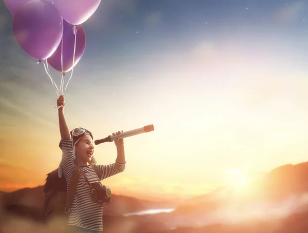 Niño volando en globos —  Fotos de Stock