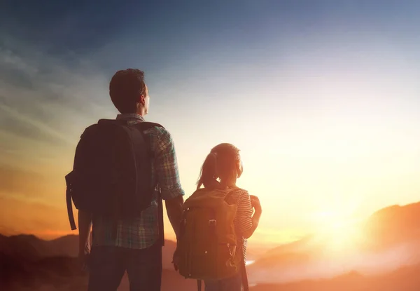 Kid och pappa titta på solnedgången — Stockfoto