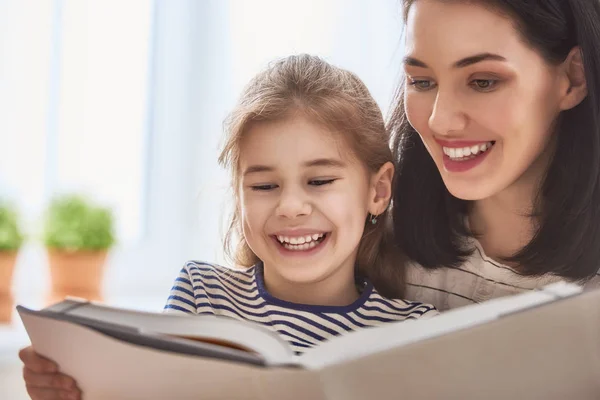 Mamá y su hijo leyendo un libro —  Fotos de Stock