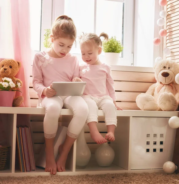 Niños están jugando con la tableta —  Fotos de Stock