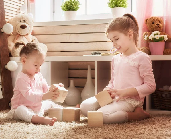Barn leker med hus – stockfoto