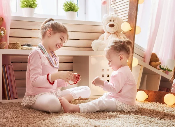 As crianças estão brincando juntas — Fotografia de Stock