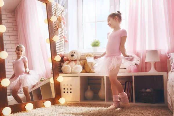 Menina sonhos de se tornar uma bailarina — Fotografia de Stock