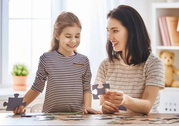 Mor och dotter göra pussel — Stockfoto