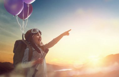 Balon üzerinde uçan çocuk