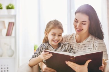 Anne ve kızı kitap okuyorlar.