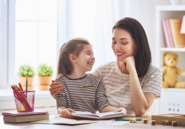 Anne ve çocuk bir kitap okuma