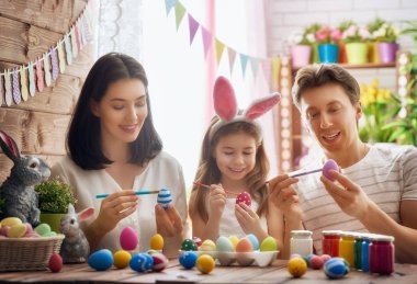 Aile Paskalya için hazırlanıyor