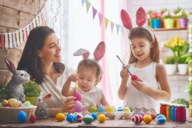 Aile Paskalya için hazırlanıyor
