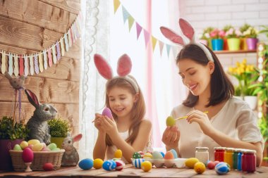 Aile Paskalya için hazırlanıyor