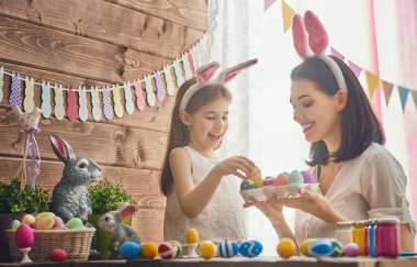 Aile Paskalya için hazırlanıyor