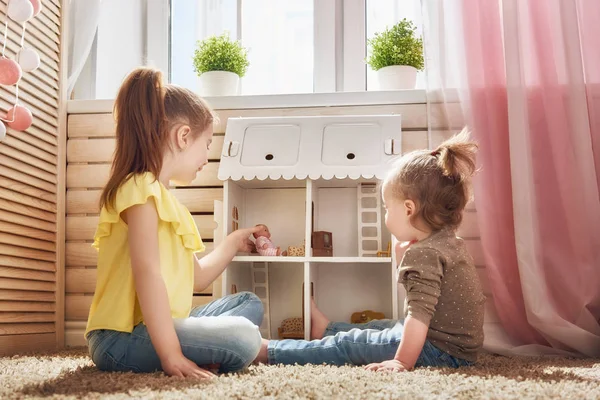 Kızlar bebek evi ile oynamak — Stok fotoğraf