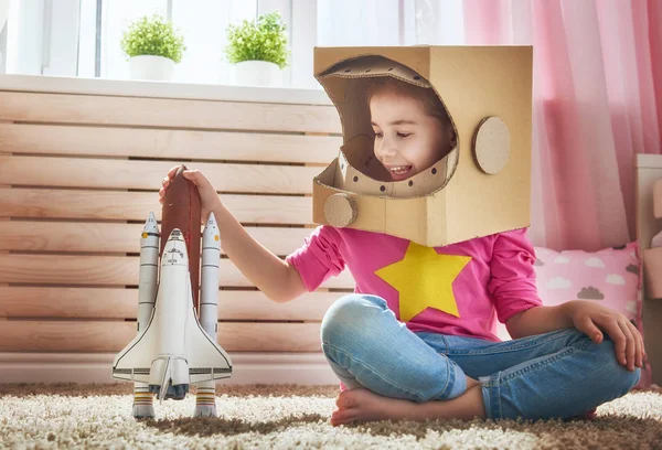Meisje in een kostuum astronaut — Stockfoto