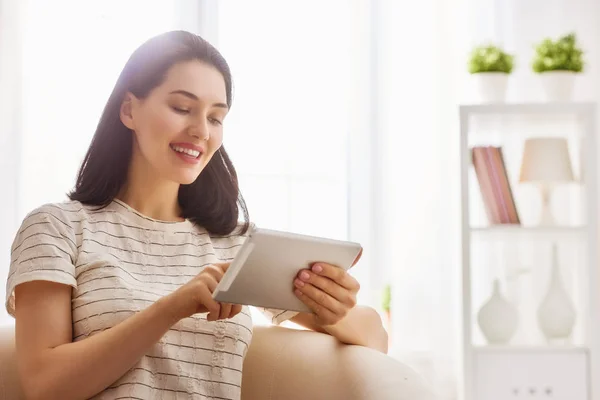 Frau mit Tablet — Stockfoto