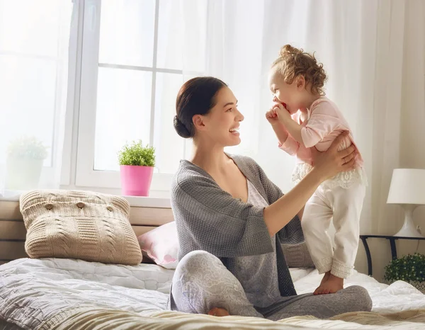 Glücklich liebende Familie — Stockfoto