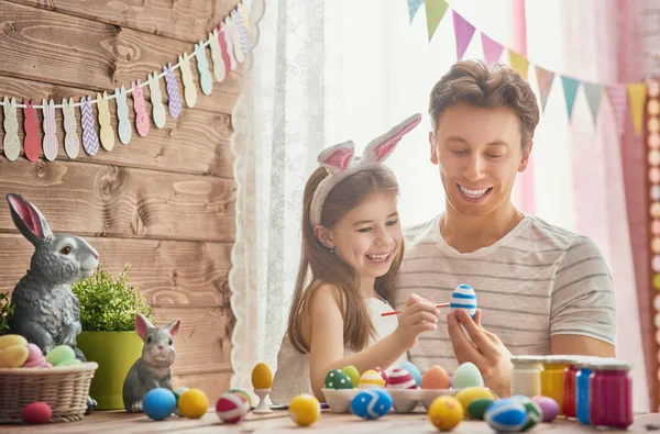 Familie bereitet sich auf Ostern vor — Stockfoto