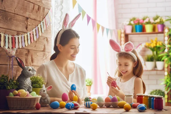 Familia preparándose para Pascua — Foto de Stock