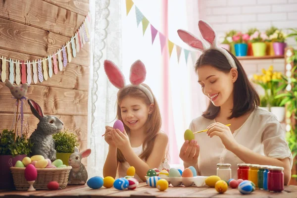 Familia preparándose para Pascua — Foto de Stock