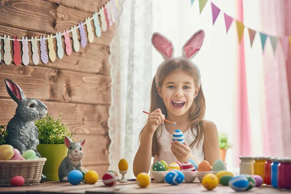 Dětské malování vajíček — Stock fotografie