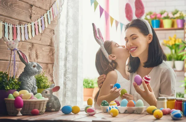 Familie bereidt Pasen voor — Stockfoto