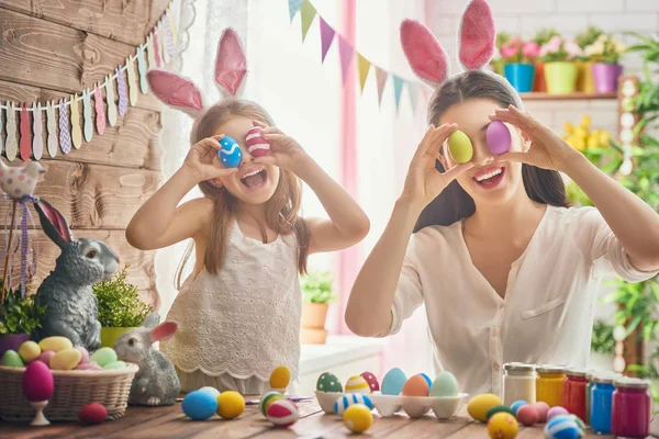 Rodinná příprava na Velikonoce — Stock fotografie