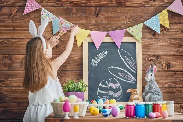 Niño pintando huevos — Foto de Stock