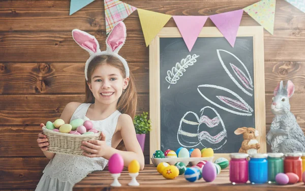 Niño pintando huevos — Foto de Stock