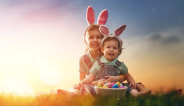 Kinderen met Pasen eieren — Stockfoto