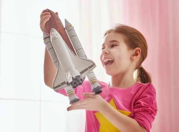 Menina brincando com brinquedo foguete — Fotografia de Stock