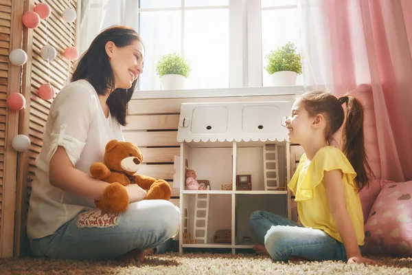 Moeder en dochter spelen — Stockfoto