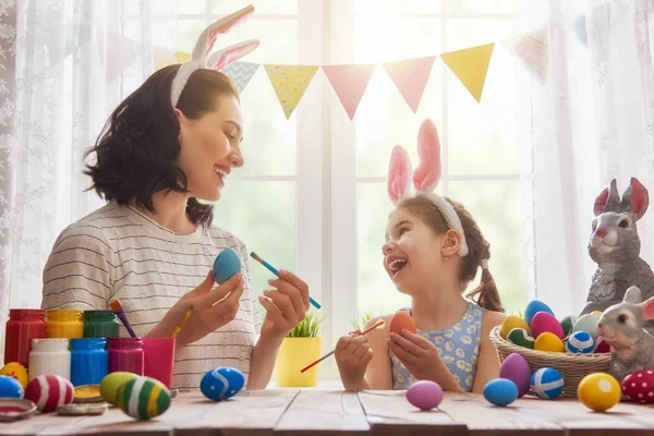 Familie bereitet sich auf Ostern vor — Stockfoto