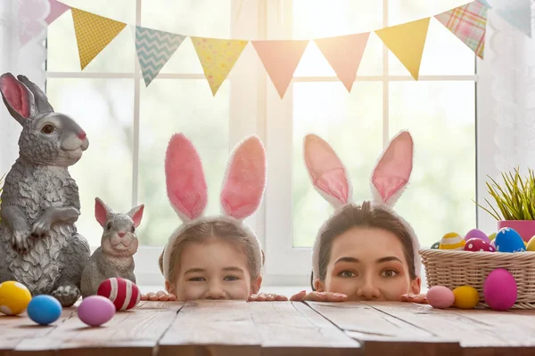 Familie bereidt Pasen voor — Stockfoto