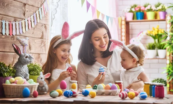 Familie bereitet sich auf Ostern vor — Stockfoto