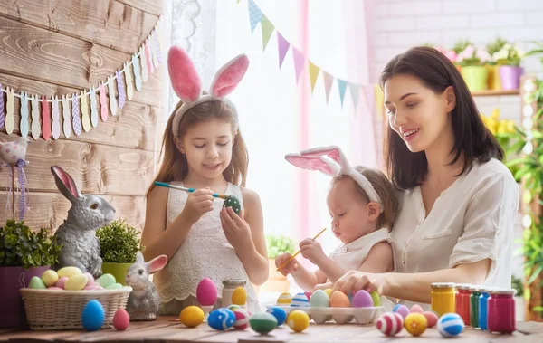 Familie bereitet sich auf Ostern vor — Stockfoto