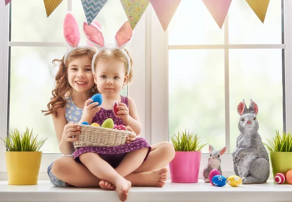 Niños están usando orejas de conejo — Foto de Stock