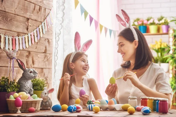 Familie bereitet sich auf Ostern vor — Stockfoto