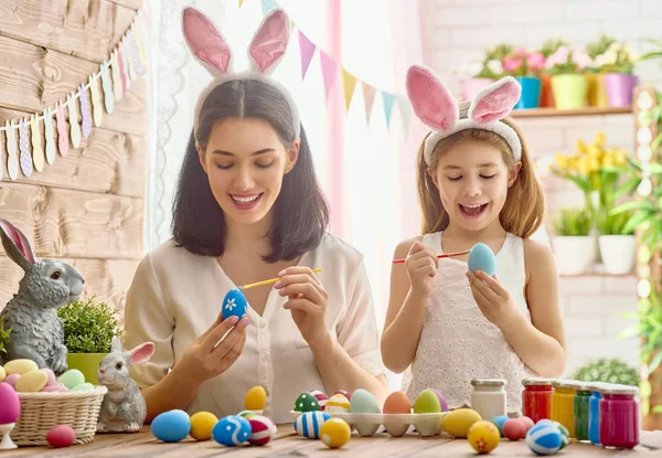 Familie bereitet sich auf Ostern vor — Stockfoto