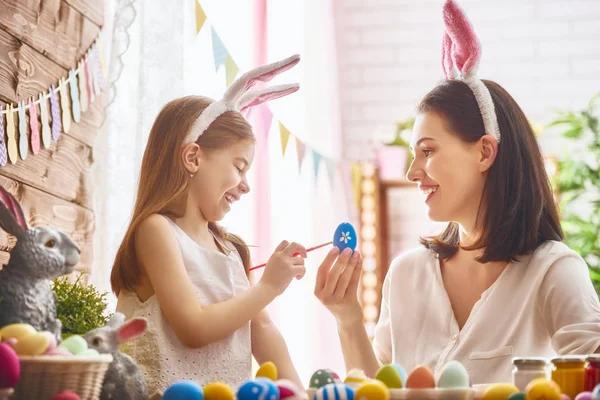 La famille se prépare pour Pâques — Photo