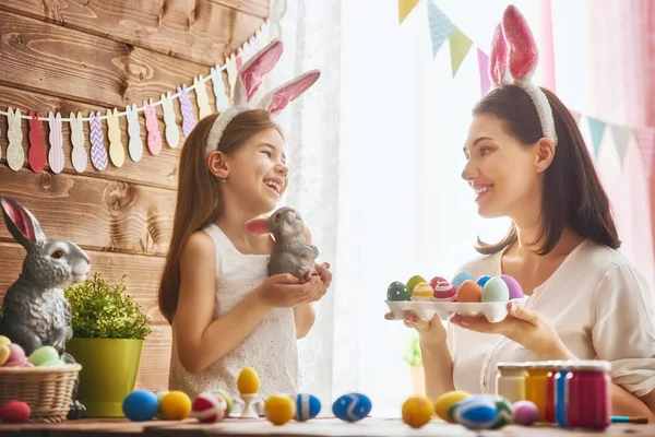 Familie bereitet sich auf Ostern vor — Stockfoto