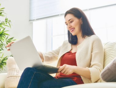 Mutlu güzel kadın.