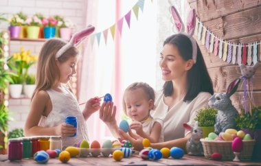 Aile Paskalya için hazırlanıyor